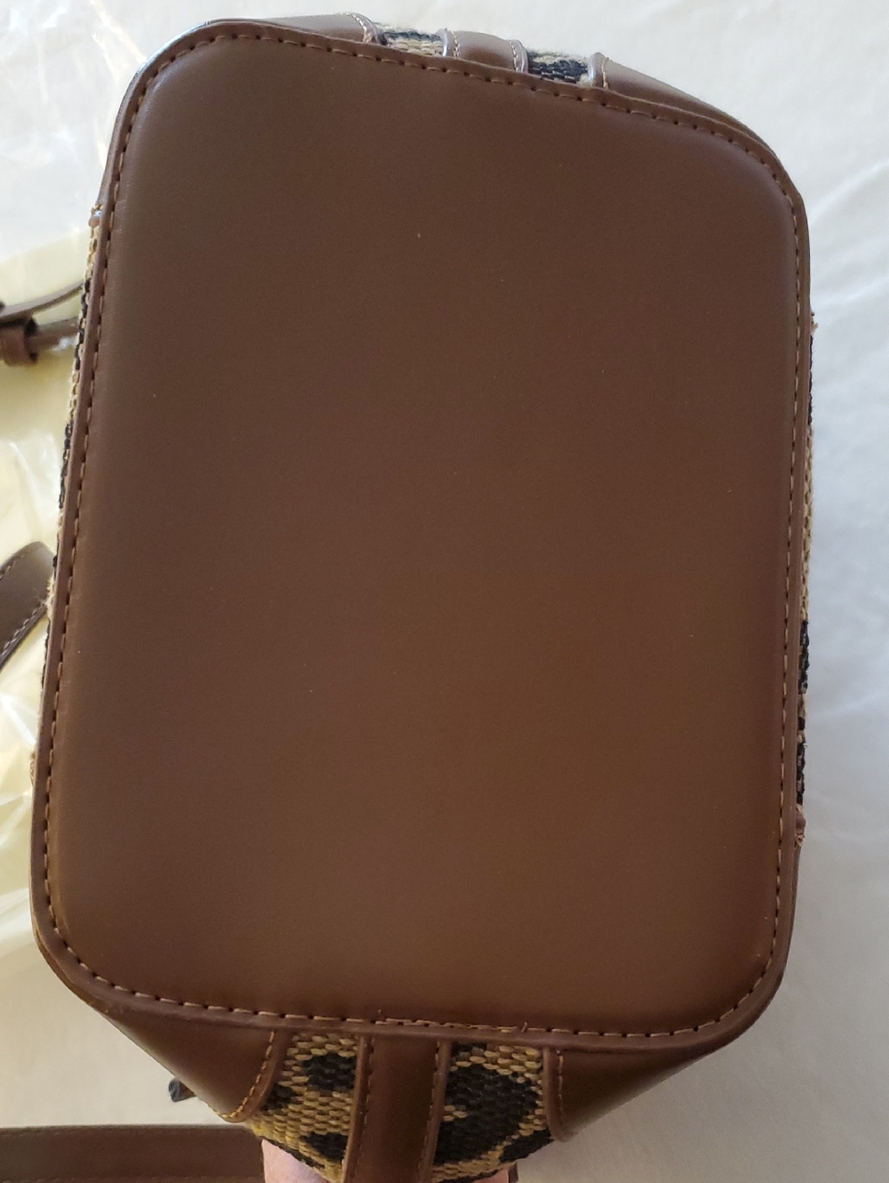 Ivy & Taylor Leopard Crossbody Bucket Bag NWT - Picture 4 of 8